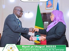 CAG, Bw. Charles E. Kichere amewasilisha Ripoti ya Ukaguzi wa Serikali kwa Mwaka wa Fedha 2022/2023 kwa Rais wa Jamhuri ya Muungano wa Tanzania, Mhe. Dkt. Samia Suluhu Hassan.